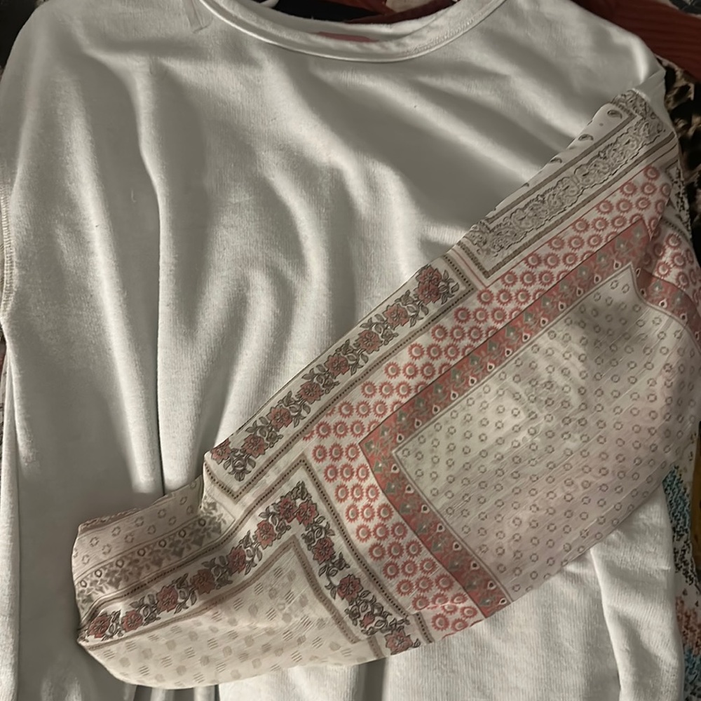 andrée by unit white top with patterned sleeves